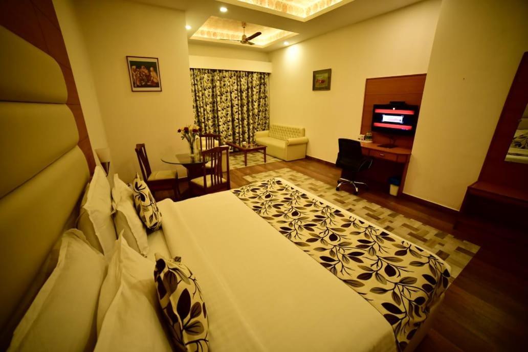 Grand Continental Hotel Prayagraj Exterior photo